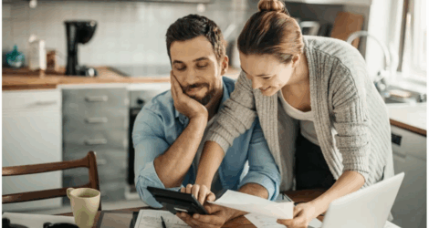 Conversaciones antes de combinar las finanzas durante el matrimonio